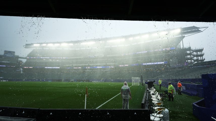 Chuva no Philadelphia Stadium para França x Iraque — Foto: REUTERS/Siphiwe Sibeko