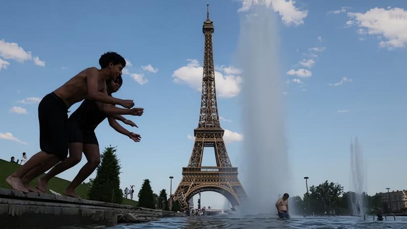Pessoas se refrescam na Fonte do Trocadéro, ao lado da Torre Eiffel, em Paris, em meio a uma onda de calor que atinge grande parte da França, 22 de junho de 2026. REUTERS/Abdul Saboor