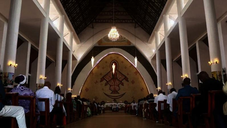 A Igreja Católica ensina que, durante a celebração da missa, o sacerdote atua in persona Christi (na pessoa de Cristo). Sob essa visão teológica, é o próprio Deus que age e fala por meio do ministro ordenado. Como as mulheres não são ordenadas sacerdotes, elas não cumprem esse requisito sacramental.