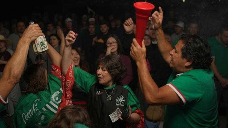 Torcedores comemorando a vitória do México contra a Coreia do Sul
