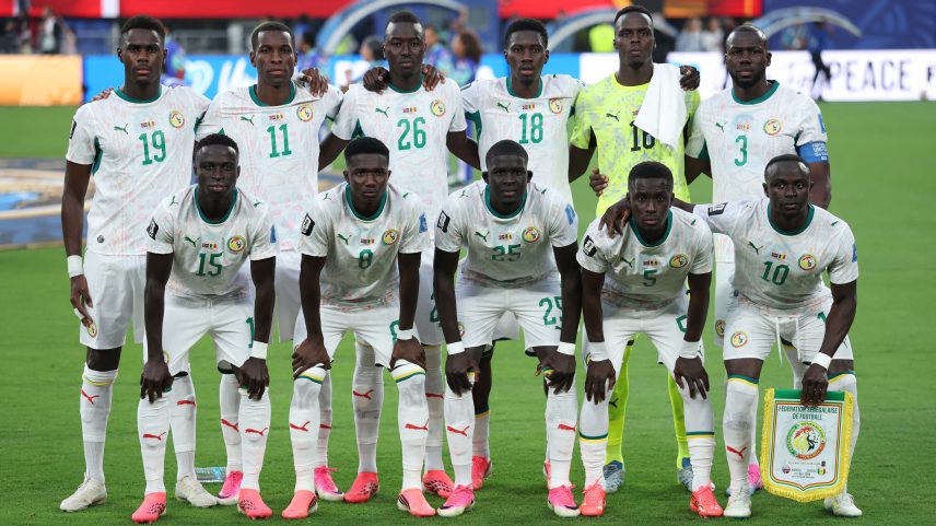 Fotógrafo oficial da seleção senegalesa brinca com captação de imagens na TV