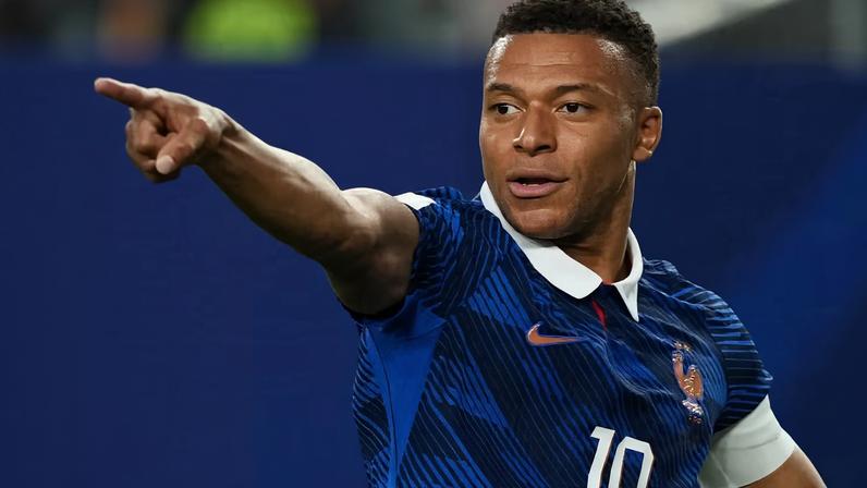 Mbappé orienta o time durante França 3 x 0 Iraque — Foto: Reuters/James Lang