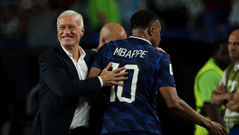 Deschamps abraça Mbappé durante França x Iraque, na Filadélfia — Foto: Reuters