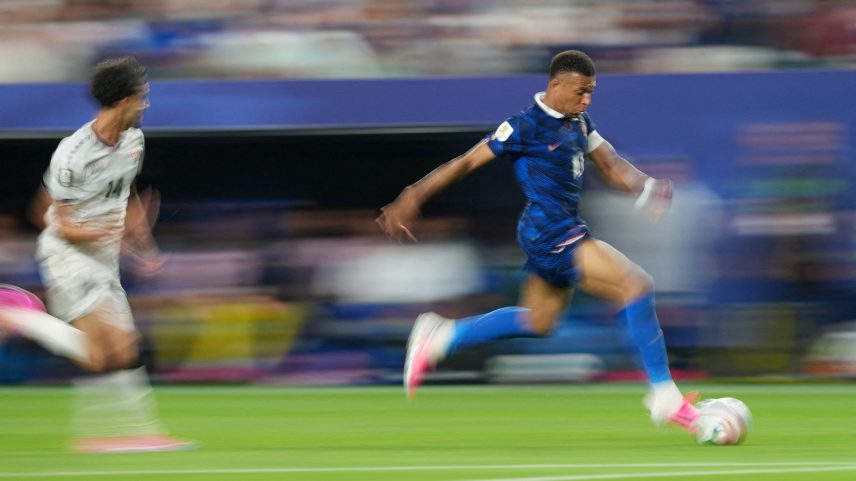 Mbappé durante a partida entre França e Iraque — Foto: Reuters/James Lang