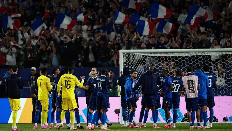 Jogadores da França comemoram após vitória sobre o Iraque — Foto: Reuters/Kyle Ross