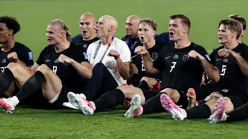Haaland, Stale Solbakken e elenco da Noruega fazem "barco viking" com torcida após vitória sobre Senegal — Foto: REUTERS/Jeenah Moon