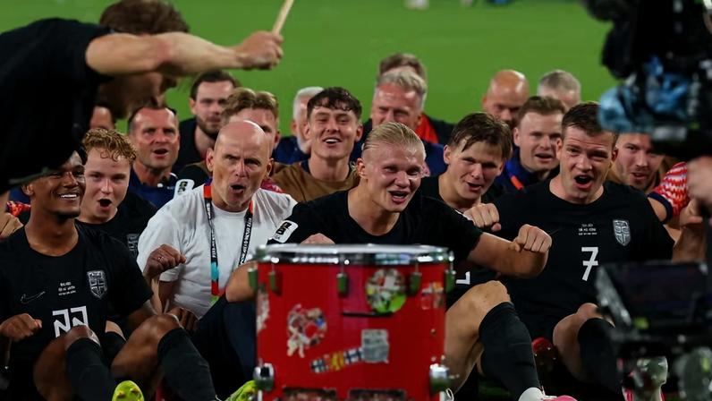 Jogadores da Noruega fazem a remada viking após a vitória sobre Senegal — Foto: REUTERS/Mike Segar