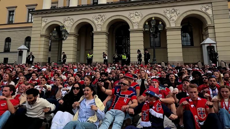 Torcedores noruegueses fazem remada em 'barco viking' em frente ao Palácio Real em Oslo