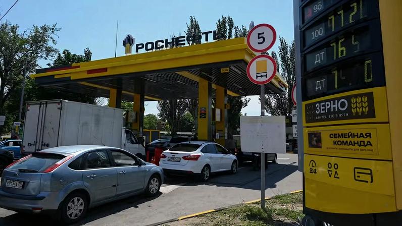 Veículos formam fila para abastecer em um posto de gasolina da Rosneft, enquanto, segundo autoridades locais, alguns postos regionais enfrentam escassez de gasolina devido a cortes na produção de grandes refinarias, em meio ao conflito entre Rússia e Ucrânia em Rostov-on-Don, Rússia , 23 de junho de 2026 — Foto: REUTERS/Sergey Pivovarov