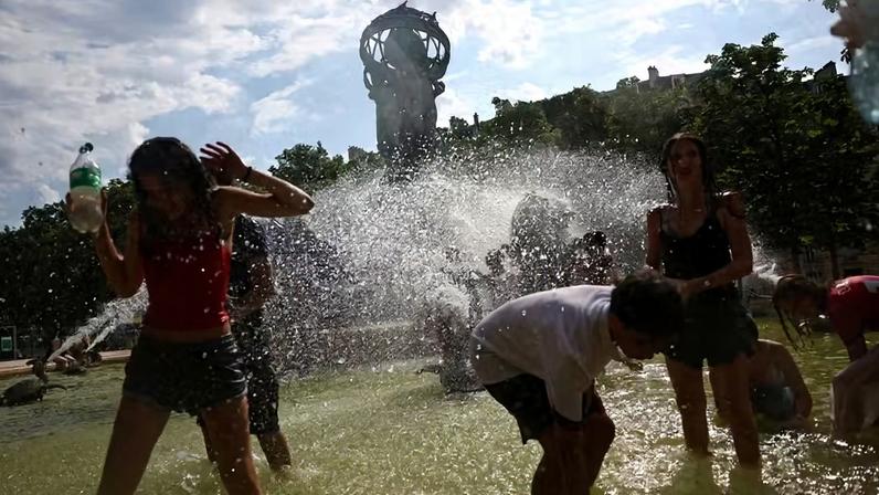 Jovens se refrescam na fonte Fontaine de l'Observatoire enquanto as temperaturas sobem em Paris e uma onda de calor atinge grande parte da França, 18 de junho de 2026