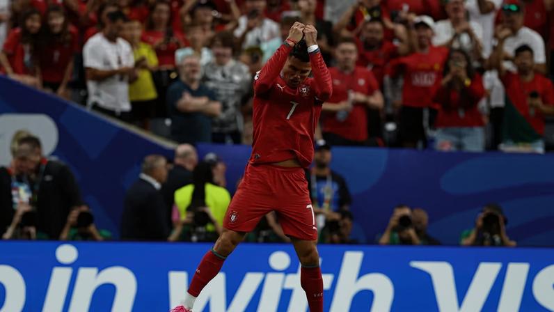 Cristiano Ronaldo abre o placar para Portugal diante do Uzbequistão — Foto: Phil Noble/Reuters