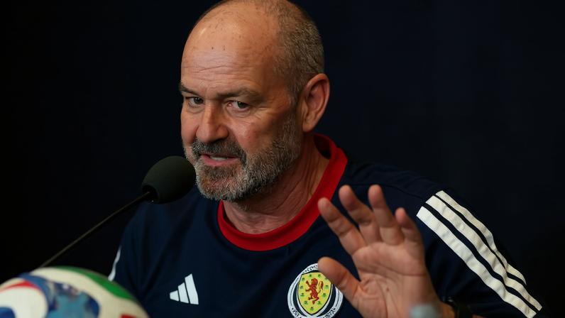 Steve Clarke, técnico da Escócia, antes do jogo com o Brasil — Foto: Paul Childs/Reuters