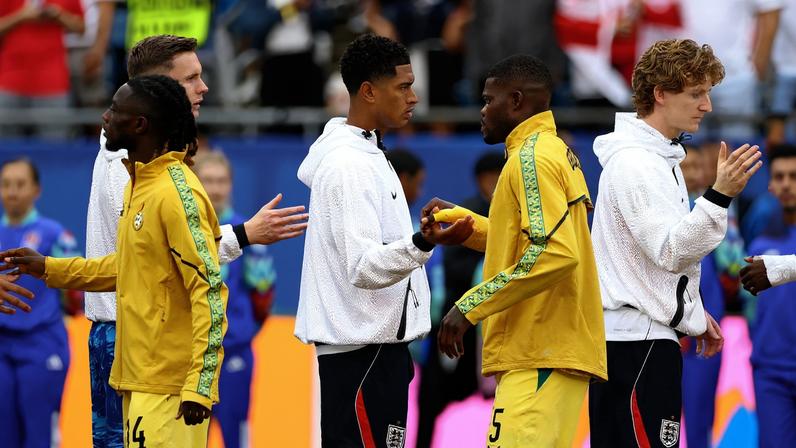 Partey cumprimenta jogadores da Inglaterra — Foto: REUTERS/Peter Cziborra