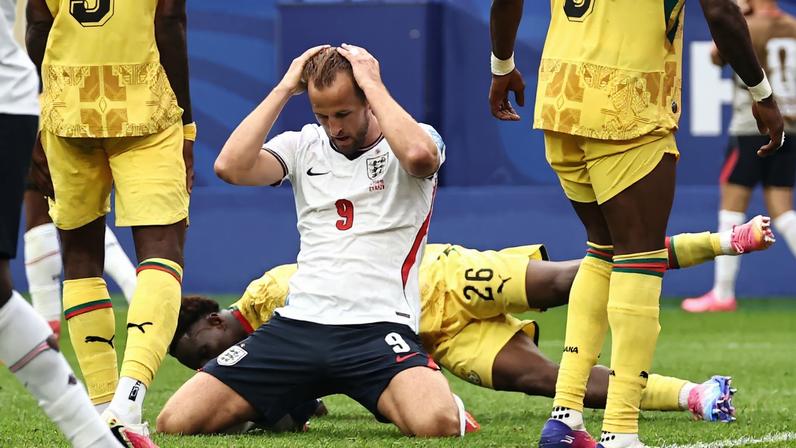 Kane lamenta chance perdida em Inglaterra x Gana — Foto: Reuters