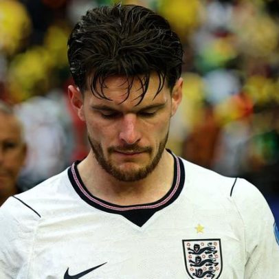 Pupilo da Inglaterra deixa estádio com panturrilha enfaixada e vira dúvida