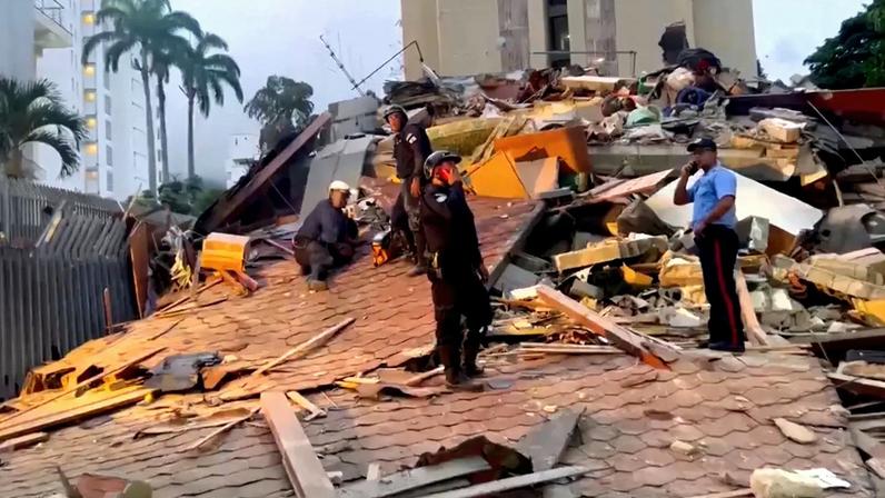 Equipes de emergência atuam no local de um prédio que desabou após um forte terremoto atingir a região centro-norte da Venezuela na tarde de quarta-feira, em Caracas, Venezuela, em 24 de junho de 2026, nesta imagem capturada de vídeo. REUTERS TV/via REUTERS