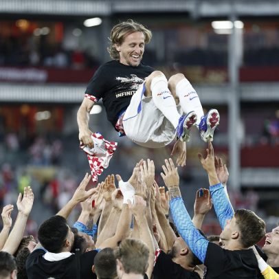 Modric recebe camisa de 200 jogos pela Croácia e é carregado pela equipe