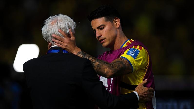 James Rodríguez abraça José Pékerman após Colômbia x Congo — Foto: REUTERS/Eloisa Sanchez