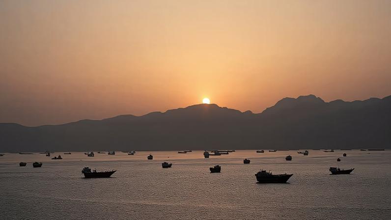 Navios e barcos no Estreito de Ormuz, Musandam, Omã , 1º de maio de 2026