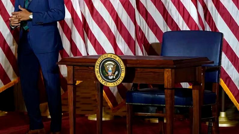 Mesa com selo presidencial onde Trump assinaria lei de habitação nesta quarta-feira (24/06) em Washington