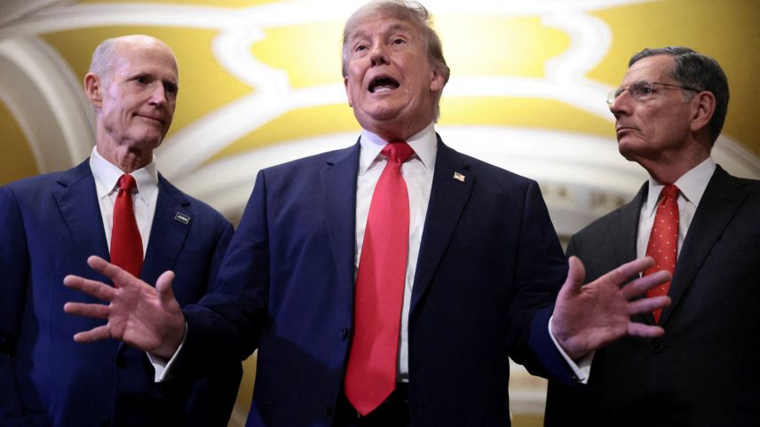 O presidente dos EUA, Donald Trump, caminha com o líder da maioria no Senado, John Thune (Republicano por Dakota do Sul), rumo ao almoço do Comitê de Direcionamento Republicano do Senado, em Washington. — Foto: Reuters/Evelyn Hockstein