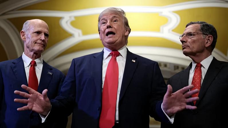 O presidente dos EUA, Donald Trump, fala com repórteres no dia de um almoço do Comitê Diretivo do Senado no Capitólio — Foto: REUTERS/Evelyn Hockstein