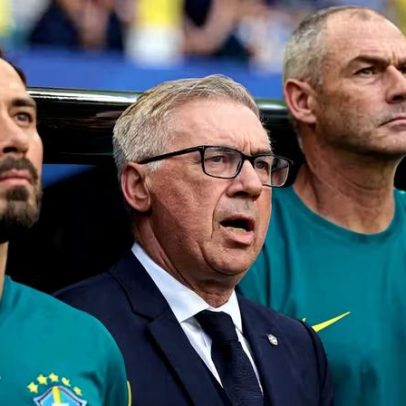 Torcida brasileira vibra com Ancelotti cantando o hino; estrangeiros observam