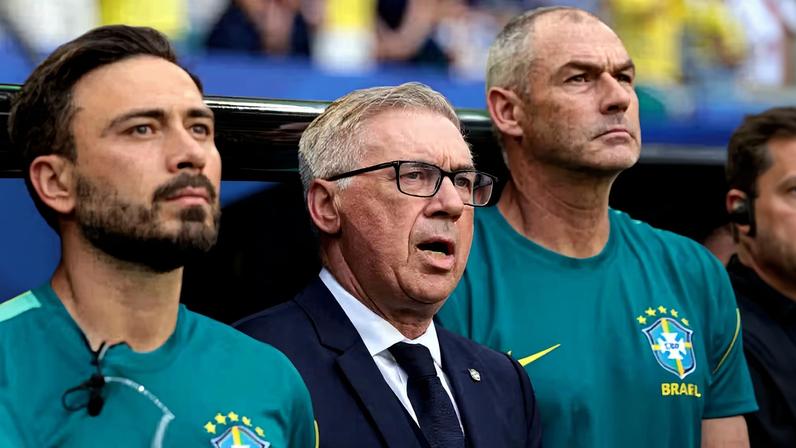 Carlo Ancelotti canta o hino nacional — Foto: Reuters/Sam Navarro
