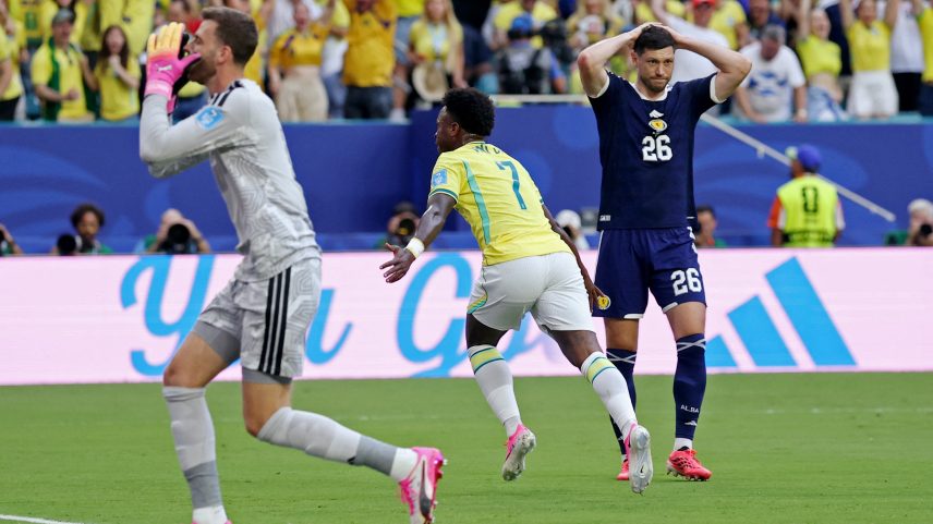 McKenna leva as mãos à cabeça após falha no primeiro gol de Vini Jr — Foto: REUTERS/Paul Childs