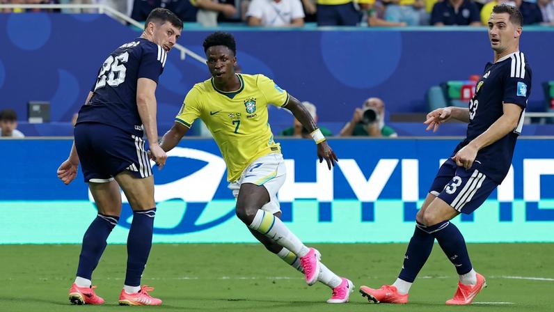 Brazil's Vinicius Junior in action with Scotland's Kenny McLean and Scott McKenna.REUTERS/Paul Childs/Proibida Reprodução