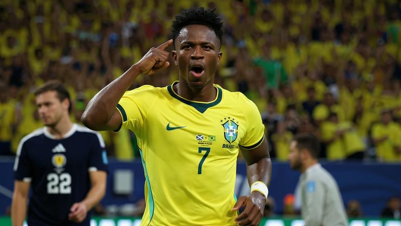 Vini Jr comemora gol do Brasil contra a Escócia — Foto: REUTERS/Paul Childs