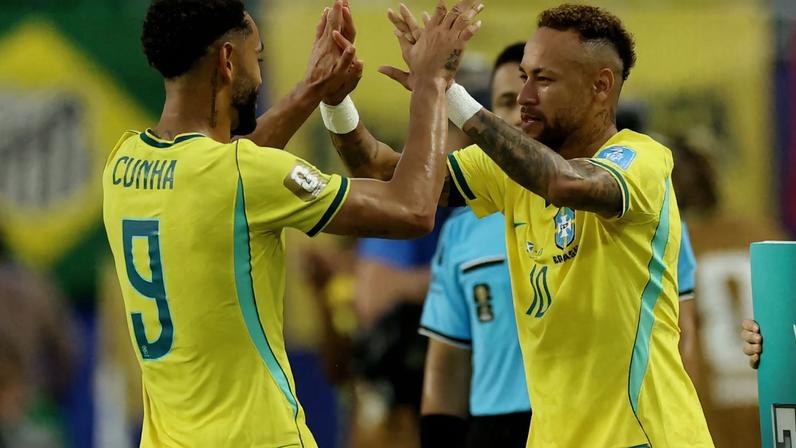 Neymar Jr. comes on as a substitute to replace Matheus Cunha