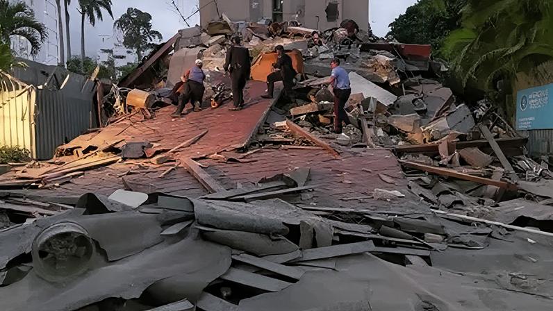 Equipes de resgate em prédio que desabou após terremotos na Venezuela