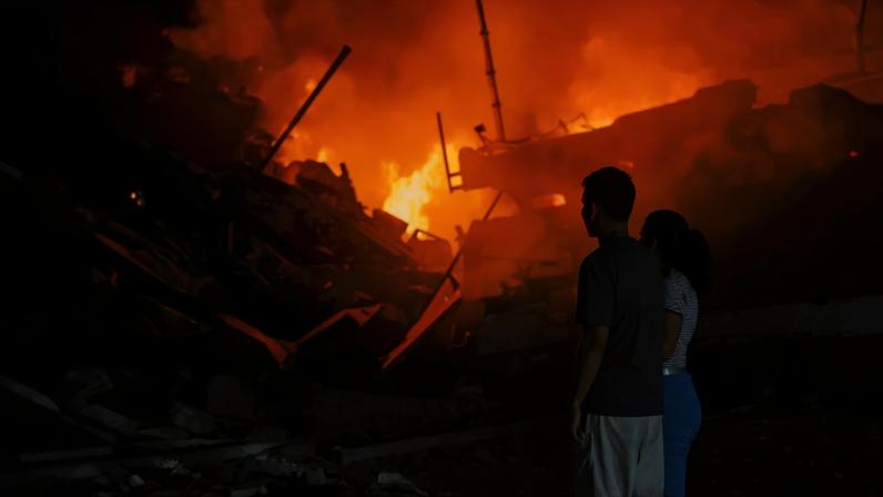 Pessoas próximas de prédios destruídos após um terremoto, em La Guaira, na Venezuela, em 25 de junho de 2026