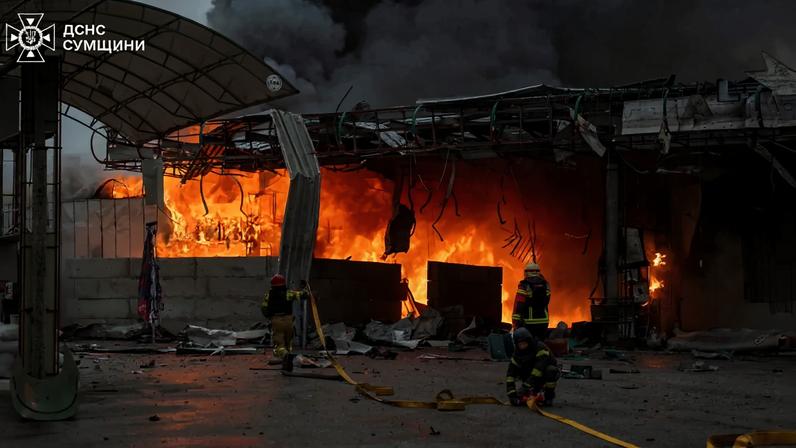 Socorristas trabalham no local de um ataque de drones russos, em meio à ofensiva da Rússia contra a Ucrânia, após um posto de gasolina ser atingido em Sumy, na Ucrânia, em 25 de junho de 2026. Serviço de imprensa do Serviço Estadual de Emergência da Ucrânia na região de Sumy/Divulgação via REUTERS
