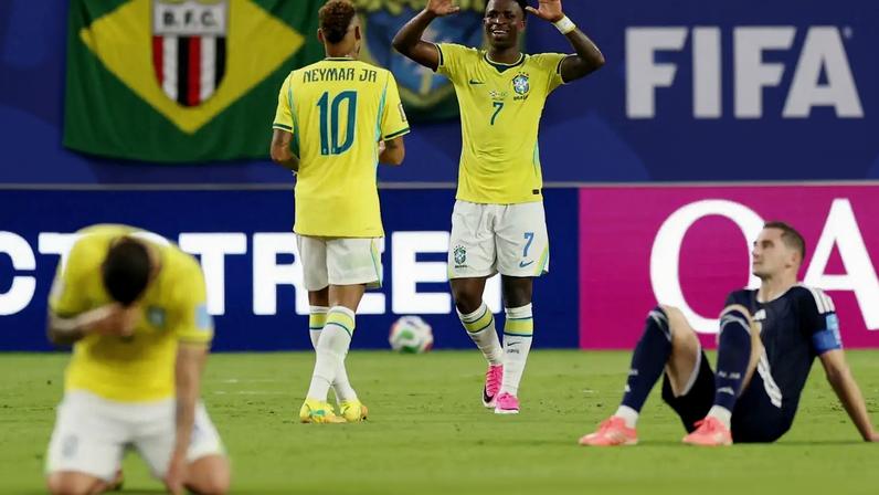 Vinícius Júnior celebra após a vitória do Brasil sobre a Escócia
