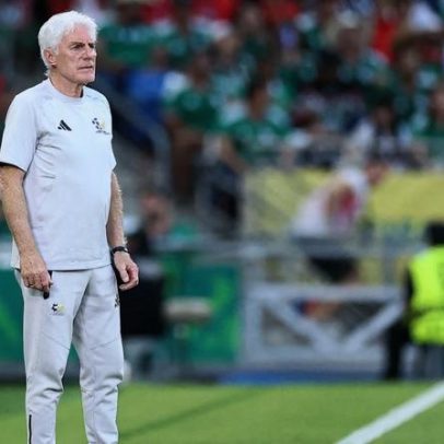 Técnico sul-africano bate recorde na Copa e mira o mata-mata: queremos mais