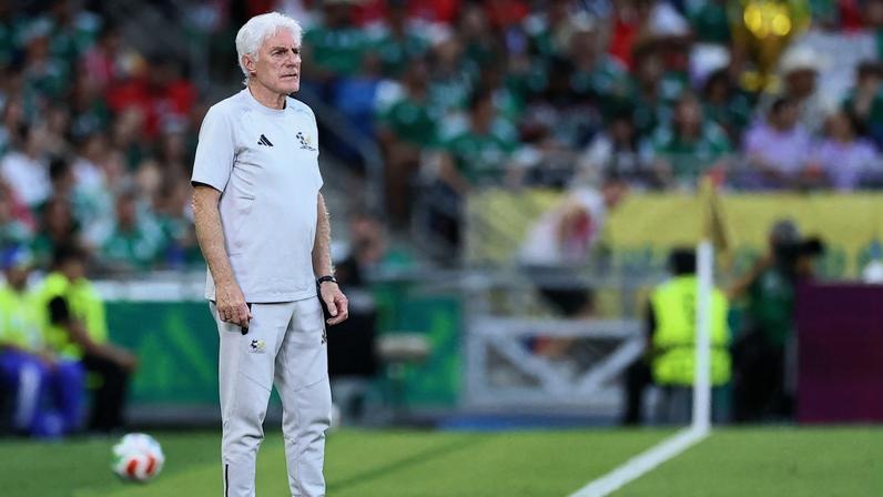 Hugo Broos, técnico da seleção da África do Sul, no jogo contra a Coreia do Sul na Copa do Mundo — Foto: Eloisa Sanchez/Reuters