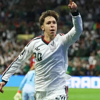 Chávez marca gol pelo México e gera memes na web