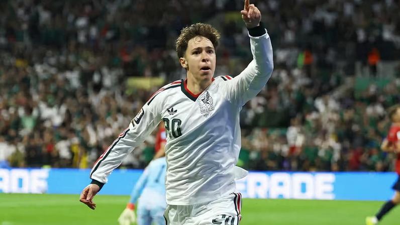 Mateo Chavez comemora o primeiro gol do México — Foto: REUTERS/Pedro Nunes