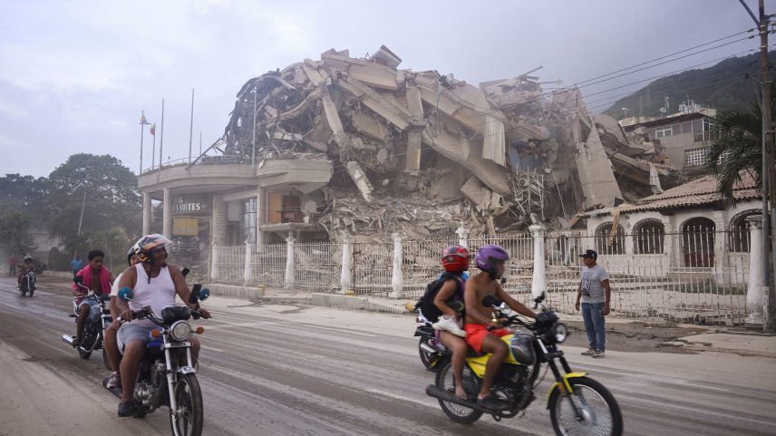 Terremoto na Venezuela deixa edifícios destruídos a cerca de 30 km de Caracas