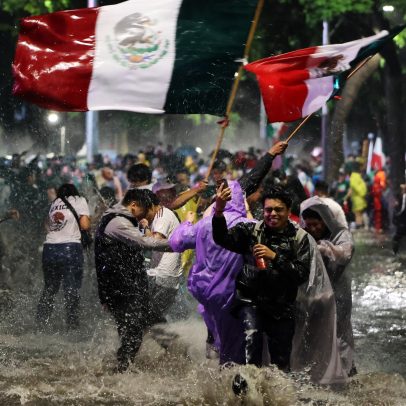 Mexicanos lotam ruas da Cidade do México sob chuva após vitória na Copa