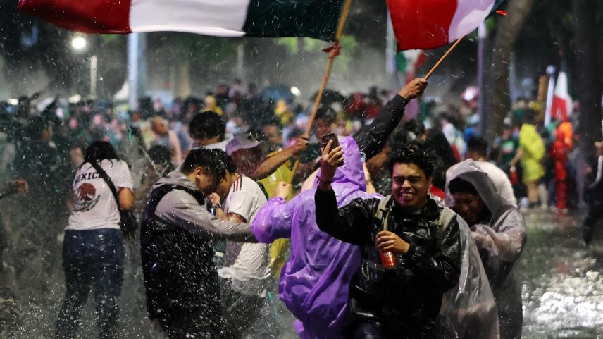 Mexicanos lotam ruas da Cidade do México mesmo sob forte chuva — Foto: REUTERS/Luis Cortes