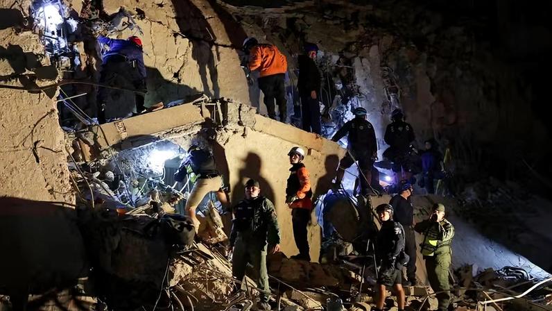 Equipes de emergência trabalham no local de um prédio que desabou após terremotos atingirem o país, em Caracas, Venezuela , 24 de junho de 2026