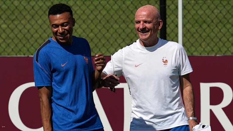 Mbappé e Guy Stéphan durante treino da seleção da França — Foto: Reuters/Winslow Townson