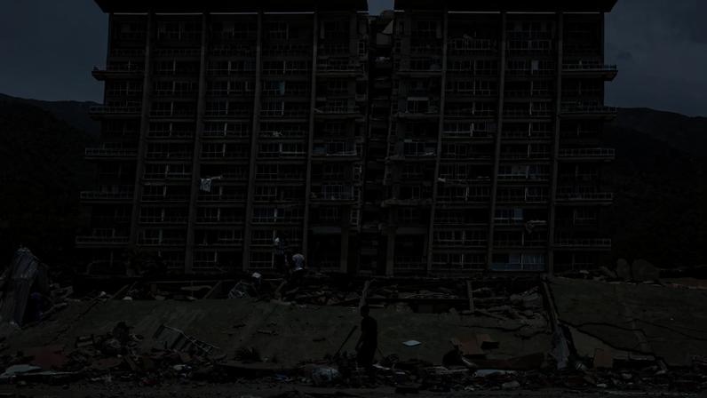 Escombros de prédio que desabou em La Guaira após terremotos 25 de junho de 2026 REUTERS/Gaby Oraa