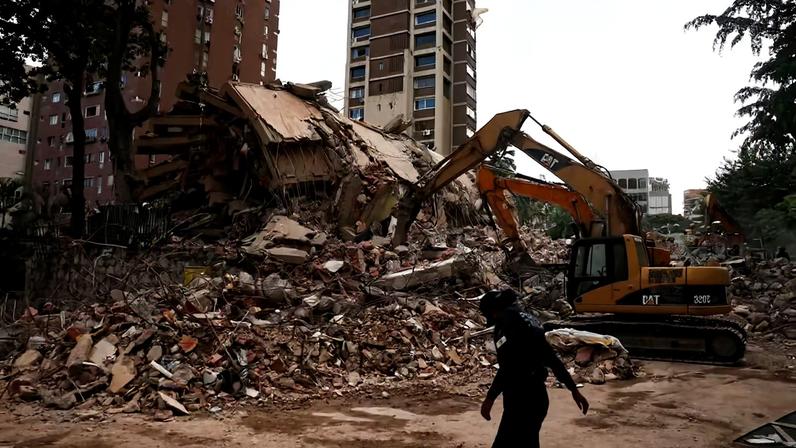 Uma pessoa caminha entre os escombros de um prédio que desabou, após os terremotos em Caracas , Venezuela. — Foto: Leonardo Fernandez Viloria / Reuters