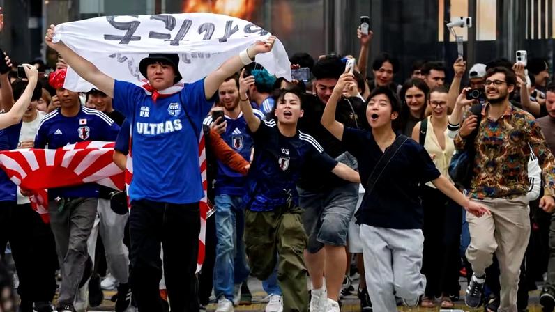 Em Tóquio, torcedores comemoram após jogo do Japão na Copa — Foto: REUTERS/Manami Yamada