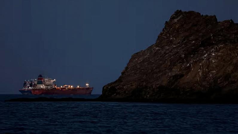 Navio-tanque Callisto permanece ancorado no Estreito de Ormuz, em Mascate, devido à redução do tráfego marítimo