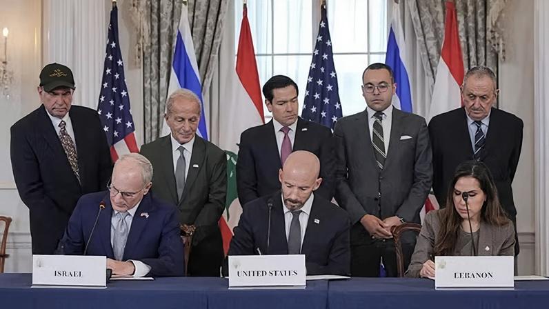 Marco Rubio (centro) acompanha assinatura de acordo em Washington pelo embaixador israelense Yechiel Leiter, o conselheiro do departamento de Estado Daniel Holler pela embaixadora libanesa Nada Hamadeh, em 26 de junho de 2026 — Foto: REUTERS/Ken Cedeno